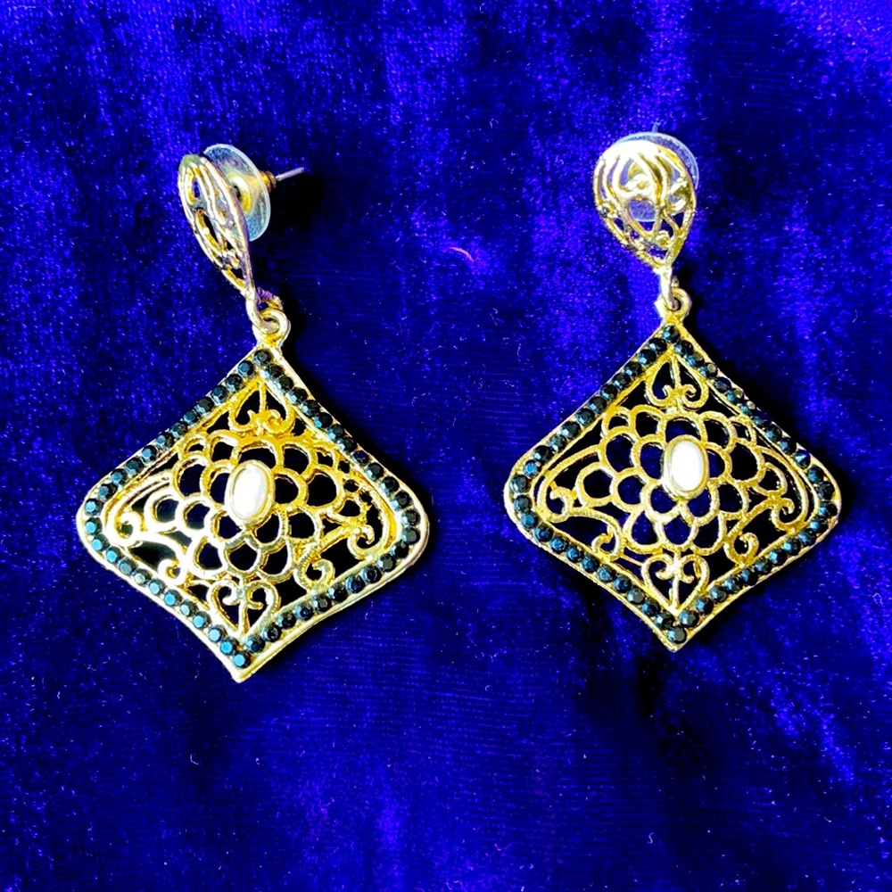 Women dangling earrings - black and gold